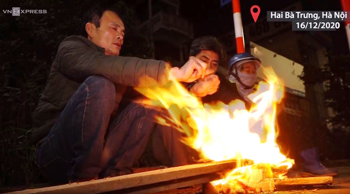 Người lao động ngoài trời đối phó đêm lạnh giá