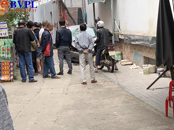 Người đàn ông rơi từ tầng 20 khách sạn xuống trúng đầu xe ô tô