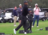 Hai cha con Tiger Woods gây sốt với cú phát bóng hoàn hảo