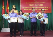 Viện trưởng tặng Bằng khen cho tập thể và cá nhân thuộc VKSND tỉnh Quảng Bình