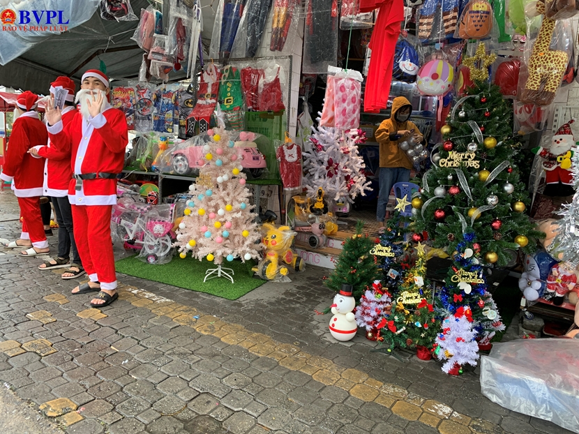 Rộn ràng Giáng sinh: Chào đón không khí lễ hội rộn ràng của mùa Noel, đầy âm nhạc, ánh sáng và cảm xúc. Hãy đến và cảm nhận ngay hôm nay.