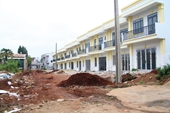 Một doanh nghiệp  “bất chấp” chính quyền, xây dựng 26 căn nhà kiên cố giữa thành phố