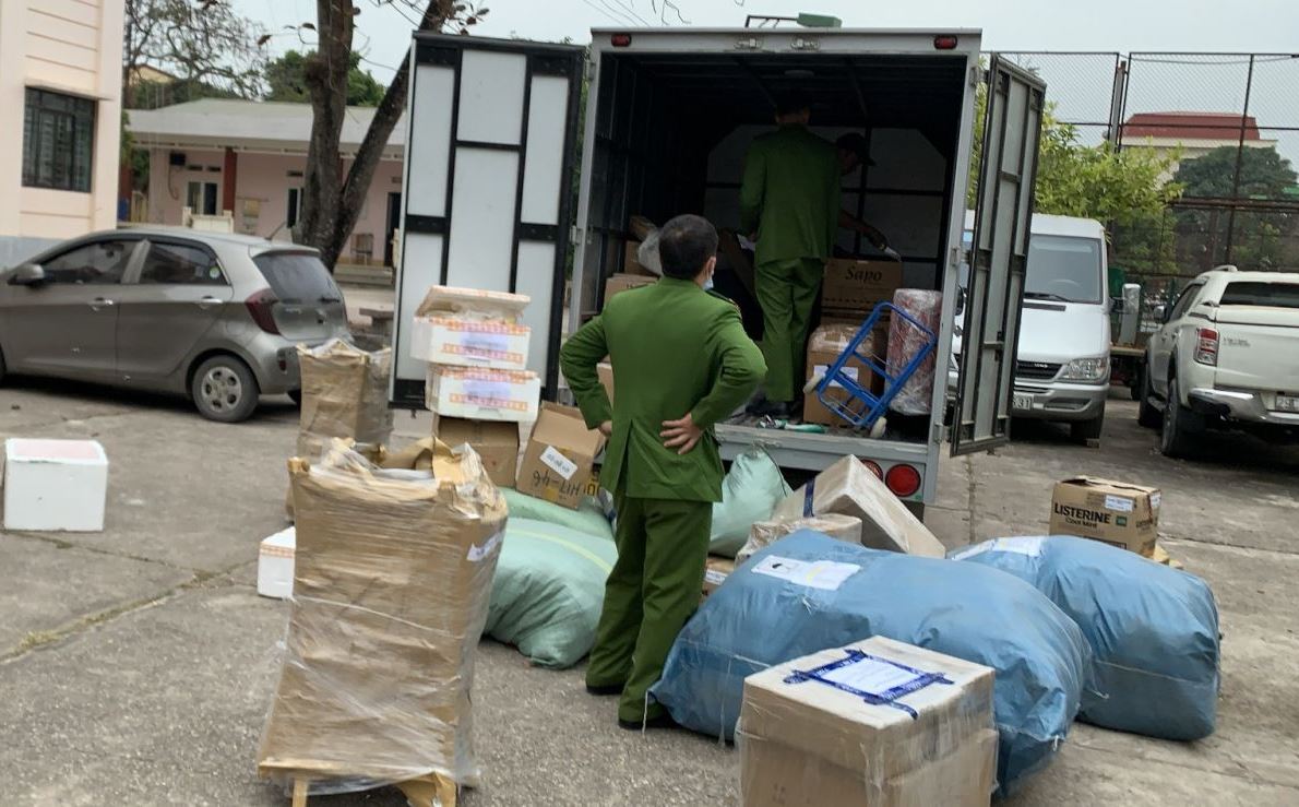 Sởn gai ốc với hàng tạ thịt bò, chân gà bốc mùi hôi trên đường đi tiêu thụ