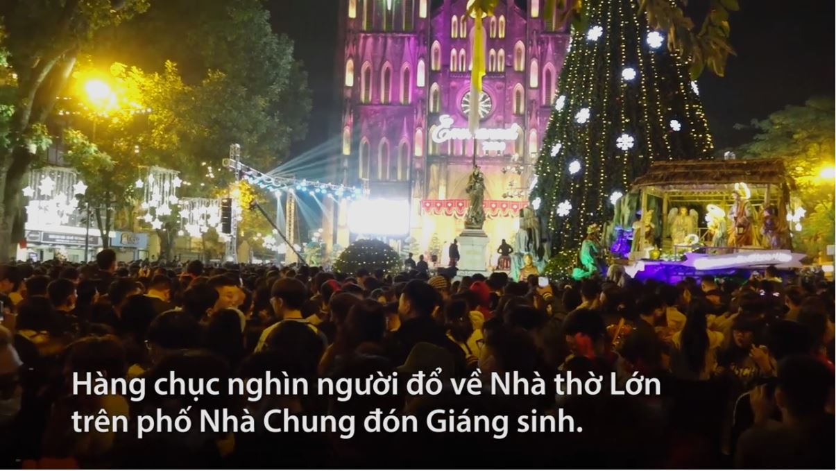 Phố trung tâm chật kín người đón Giáng sinh