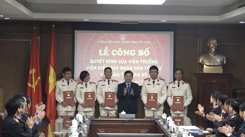 Trao quyết định của Viện trưởng VKSND tối cao về công tác cán bộ