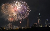 Màn bắn pháo hoa rực rỡ chào đón Năm mới 2021 tại TP HCM