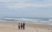 Tắm biển khi sóng lớn, 2 thanh niên bị cuốn trôi, mất tích