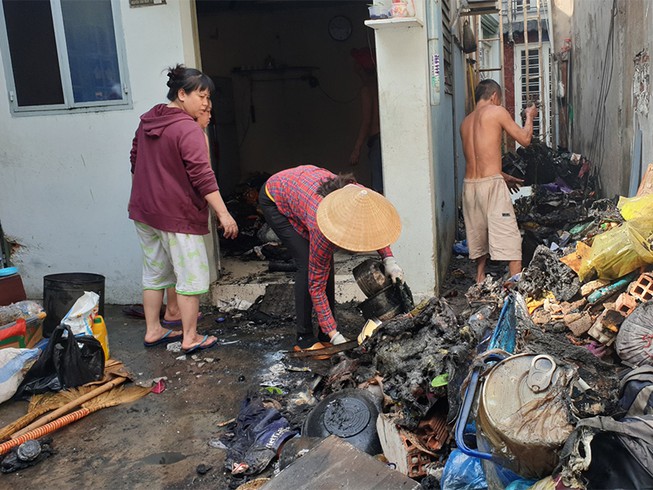 Cháy nhà sau tiếng nổ, nhiều người hoảng hốt tháo chạy