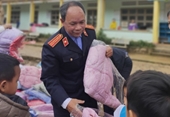 VKSND huyện Bắc Trà My trao tặng 400 chiếc áo ấm cho trẻ em xã vùng cao