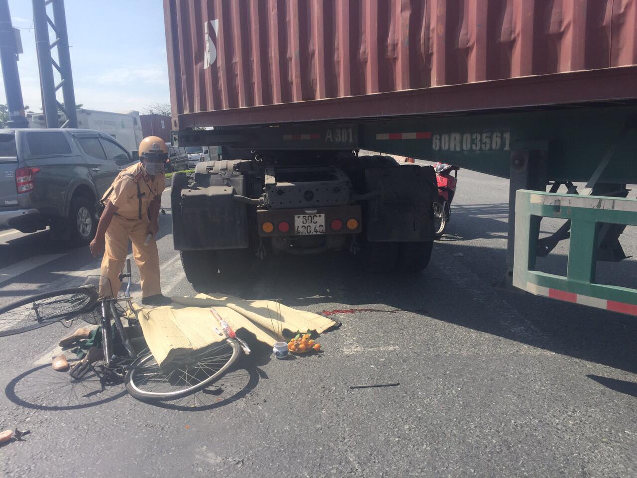 Xót xa con trai ôm thi thể mẹ gào khóc giữa đường