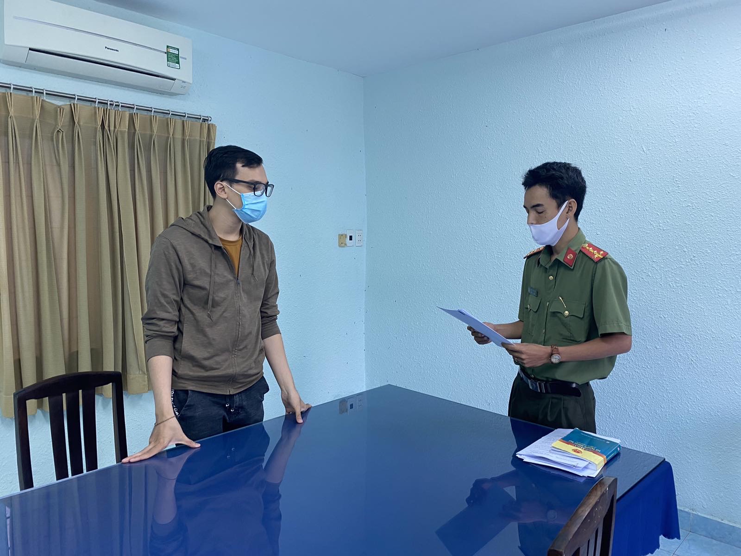 Tống đạt quyết định khởi tố nam tiếp viên hàng không làm lây lan dịch bệnh COVID-19