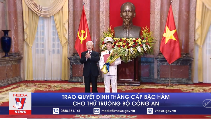 Trao Quyết định thăng cấp bậc hàm cho Thứ trưởng Bộ Công an