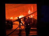Công ty gỗ ở Bình Dương bốc cháy dữ dội lúc rạng sáng