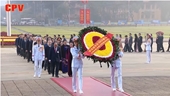 Các đại biểu dự Đại hội đại biểu toàn quốc lần thứ XIII của Đảng vào Lăng viếng Chủ tịch Hồ Chí Minh