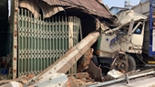 Ô tô tải tông gãy nhiều cột điện, húc đổ 2 nhà dân ở Đồng Nai