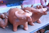 Nghệ nhân làng gốm cho “ra lò” tượng trâu đón năm Tân Sửu