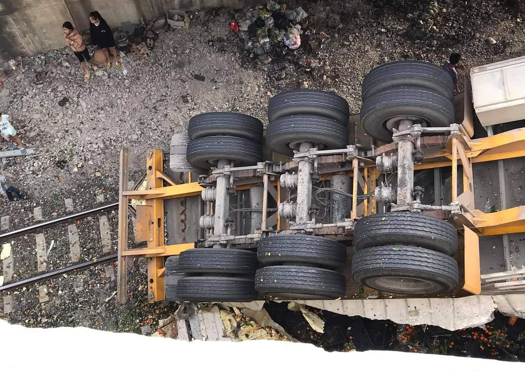 Xe đầu kéo rơi xuống từ cầu vượt, đường sắt Bắc - Nam ách tắc