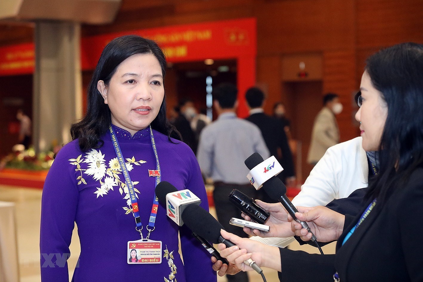 Đại biểu trả lời phỏng vấn báo chí trong ngày làm việc thứ năm