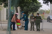 Hình ảnh người thân tiếp tế cho học sinh, giáo viên trường Tiểu học Xuân Phương bị cách ly