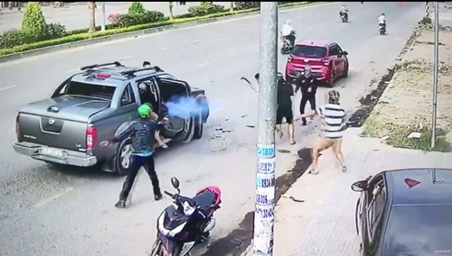 Mâu thuẫn tình cảm, nhóm đối tượng nổ súng bắn nhau trong quán nhậu