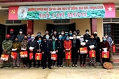 VKSND tỉnh Hà Tĩnh tặng quà Tết cho các hoàn cảnh khó khăn