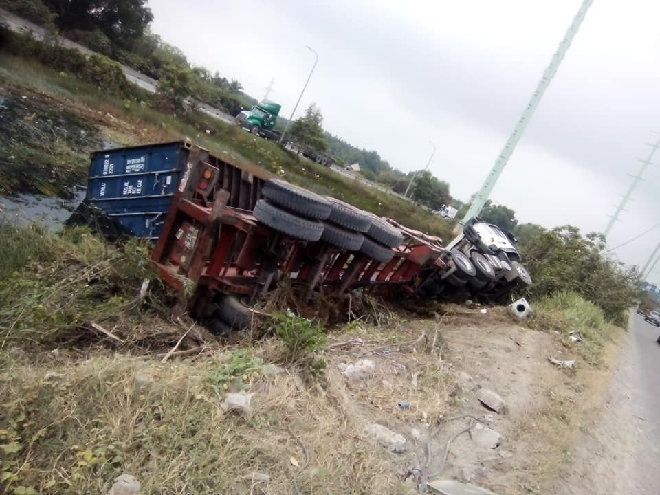 Xe container “cắm đầu” xuống mương nước, dân phá cửa cứu tài xế