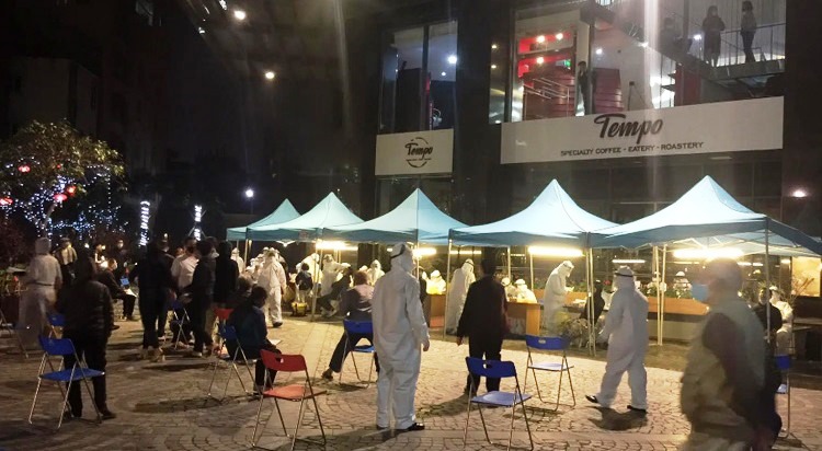 Phong tỏa, lấy mẫu xét nghiệm COVID-19 ngay trong đêm tại tòa nhà 88 Láng Hạ