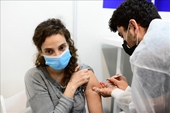 Các nước khuyến khích dân tiêm vaccine COVID-19 thế nào