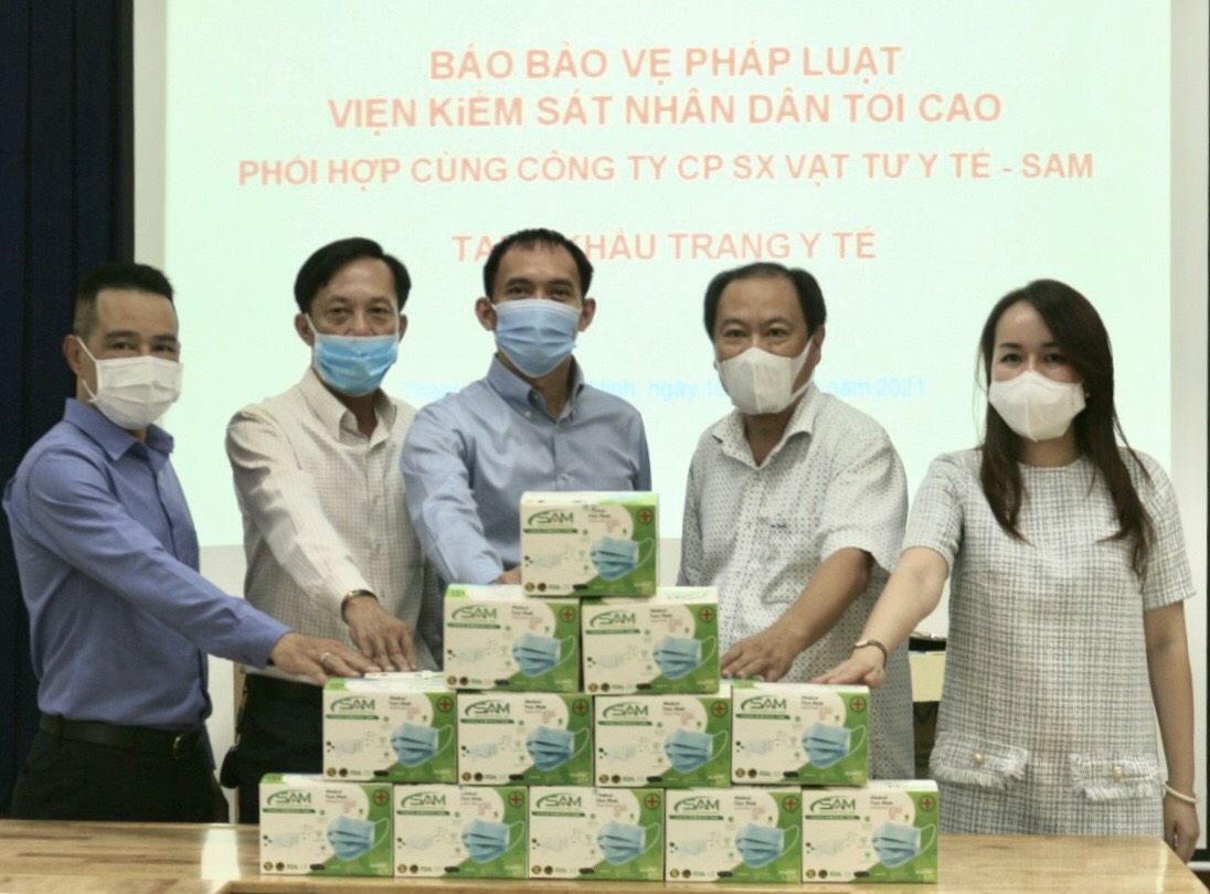 Báo Bảo vệ pháp luật trao 25 000 khẩu trang tặng Sở Y tế TP HCM chống dịch COVID -19