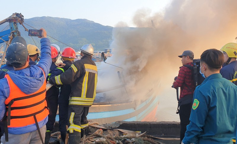 Đà Nẵng cháy 3 tàu cá vào sáng mùng 3 Tết