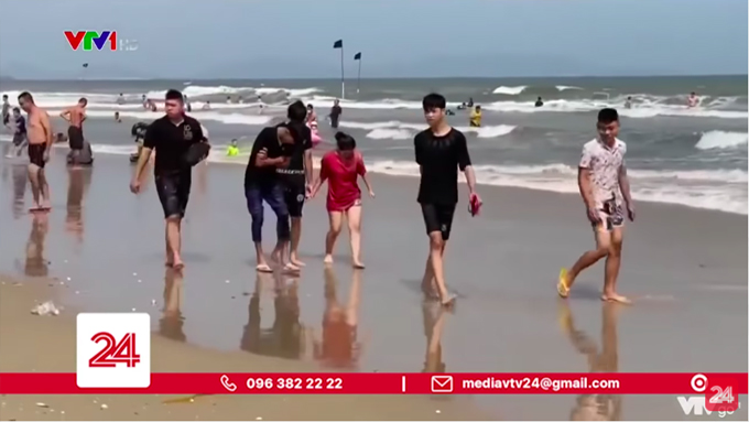 Biển Vũng Tàu Nhiều du khách vẫn thờ ơ không đeo khẩu trang