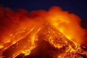 Hình ảnh ngoạn mục khi núi lửa mạnh nhất châu Âu phun trào