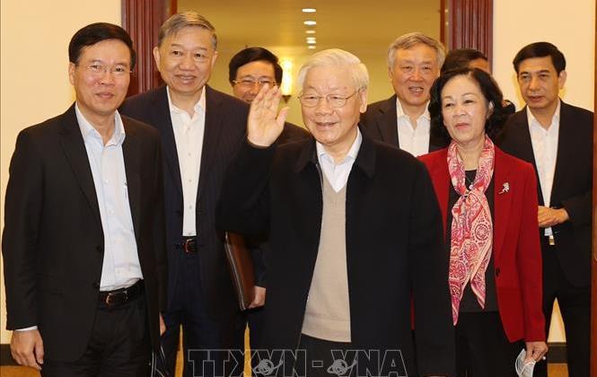 Bộ Chính trị, Ban Bí thư khóa XIII họp phiên đầu tiên