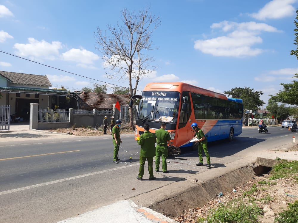 Xe máy bị cuốn vào gầm xe khách, 2 người thương vong