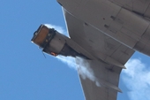 Máy bay khách hạ cánh khẩn cấp ở Mỹ sau khi một động cơ bốc cháy ngùn ngụt