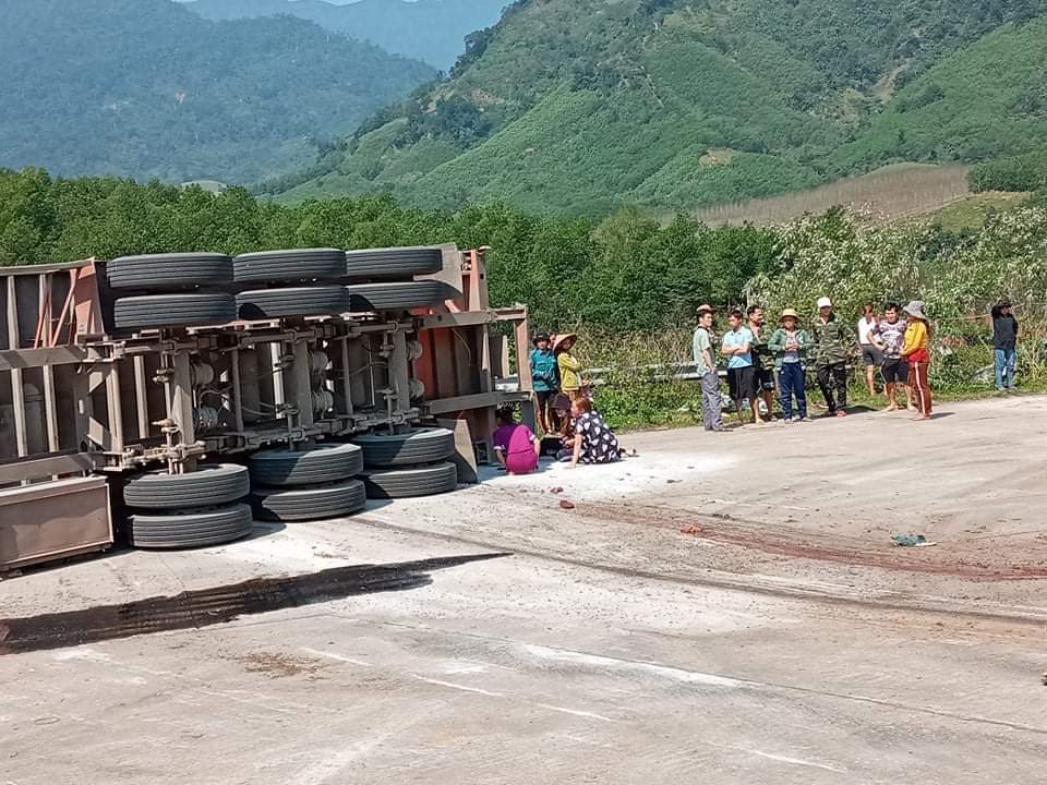 Hãi hùng hung thần xuống đèo lật nghiêng đè chết 2 thanh niên