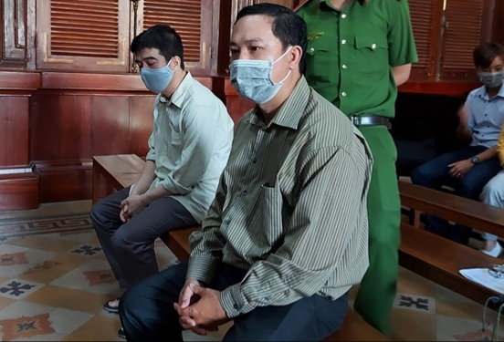 Đôi bạn lên kế hoạch tham ô tiền tỉ