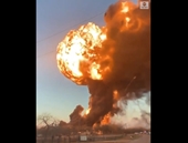 Xe tải húc tung tàu hỏa chở xăng ở Texas, Mỹ, cháy nổ kinh hoàng