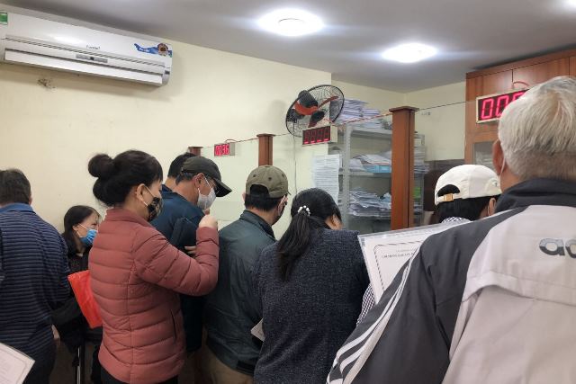 Bất chấp dịch COVID-19, người dân đổ xô đi làm giấy tờ đất đai để né quy định mới