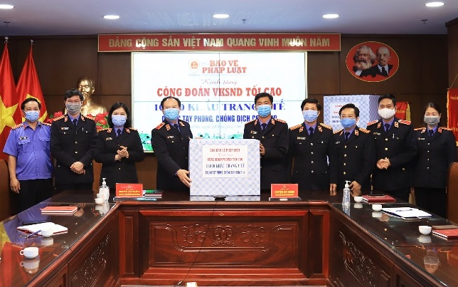 Báo Bảo vệ pháp luật đã tặng 166 000 khẩu trang y tế, chung tay phòng chống đại dịch