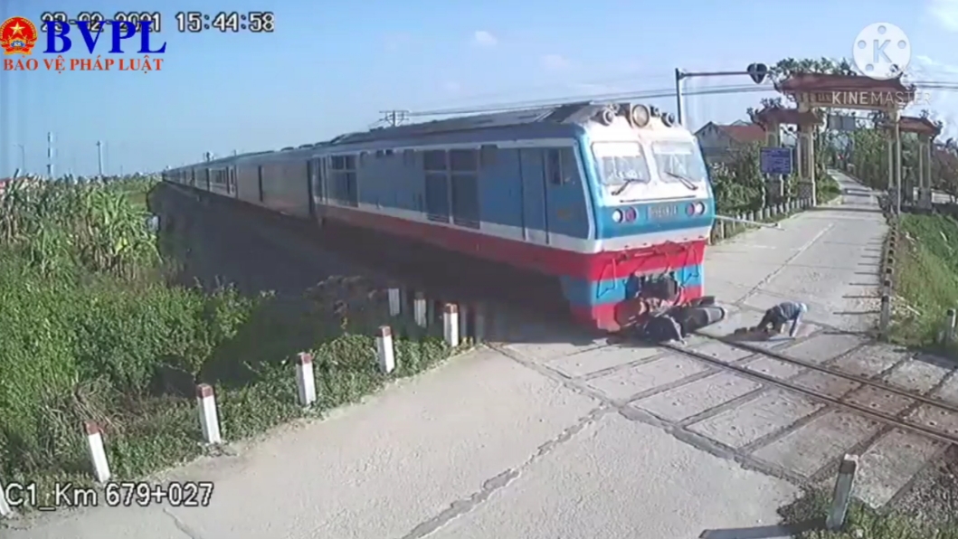Phút sinh tử của người đàn ông thoát chết ngay trước mũi tàu hỏa
