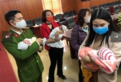Phát hiện 4 đứa trẻ sơ sinh đang trên đường bị bán sang Trung Quốc