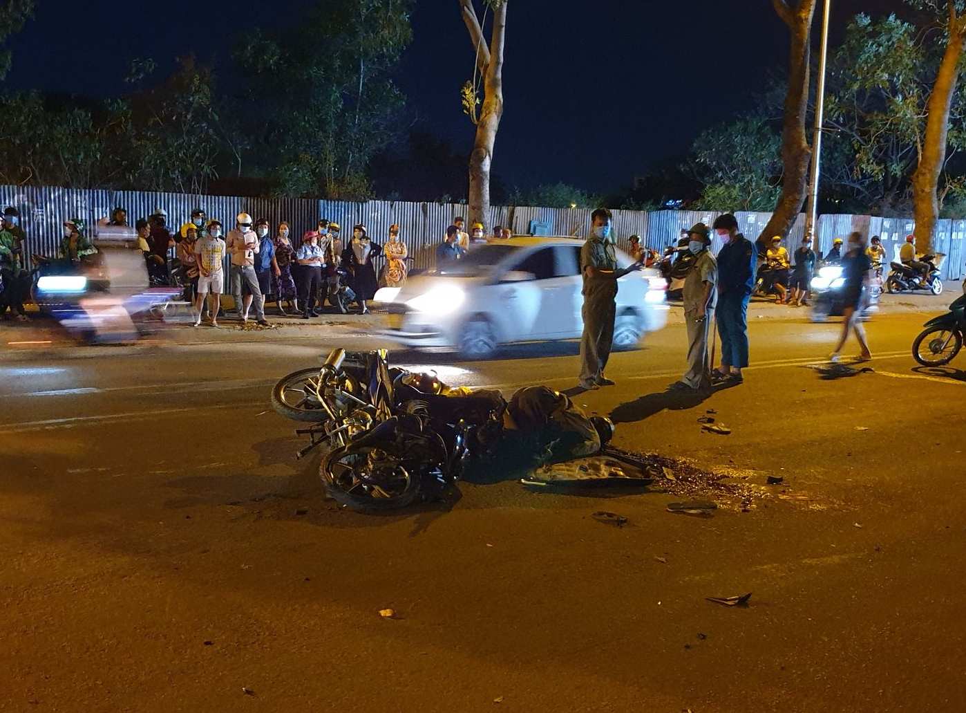 Hai xe máy nát bươm sau va chạm, một người tử nạn