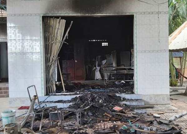 Người đàn ông khóa cửa, tạt xăng đốt hai mẹ con người tình