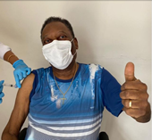 Vua bóng đá Pele hào hứng khoe hình ảnh được tiêm vắc xin phòng COVID-19