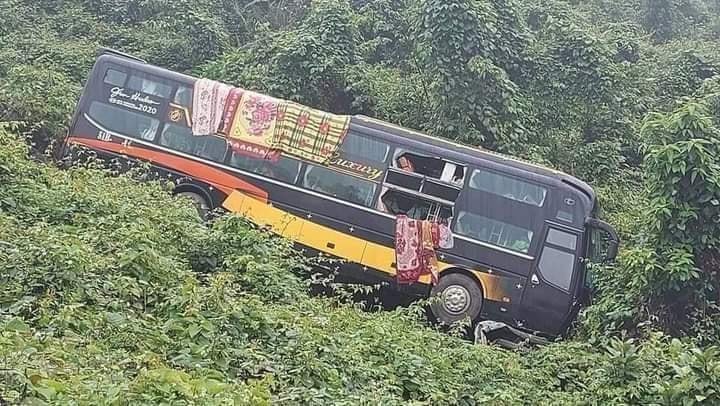 Xe khách chở 22 người mất lái lao xuống vực sâu