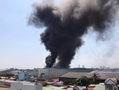 Cháy công ty Tôn Hoa Sen, cột khói bốc cao hàng chục mét