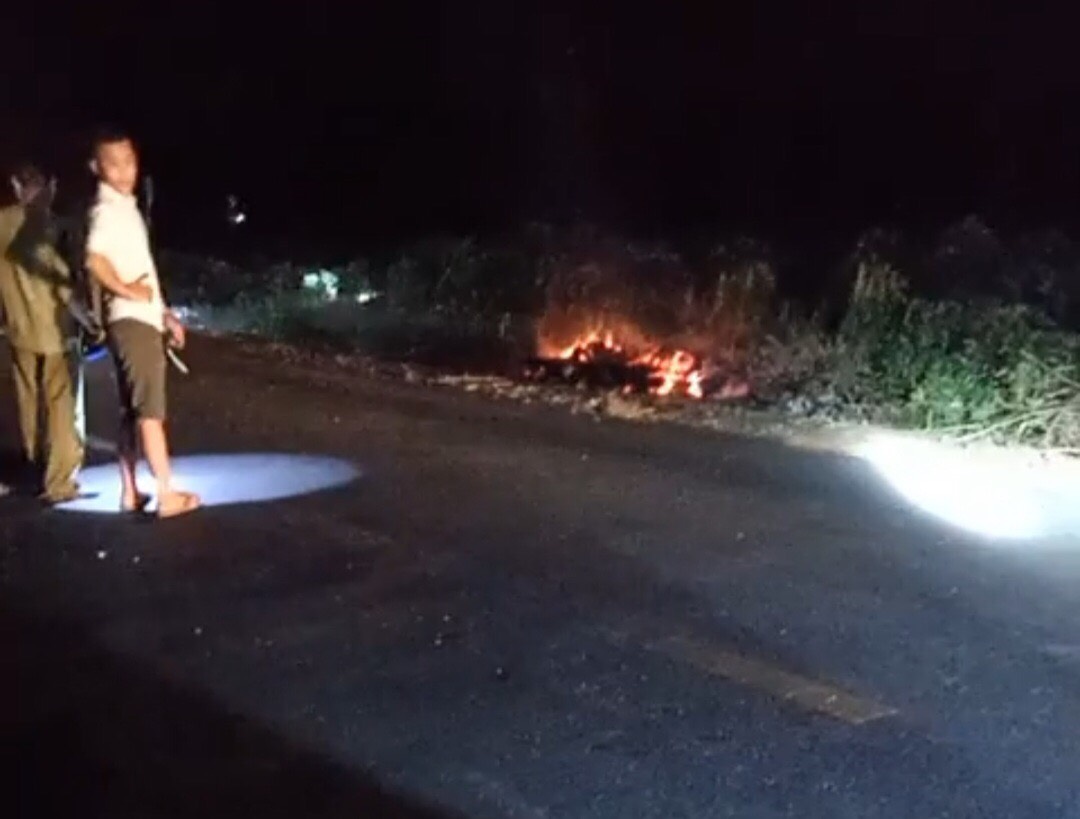 Người đàn ông bốc cháy như bó đuốc bên đường