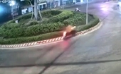 Khoảnh khắc nam thanh niên đi xe máy tông vào vòng xoay tử vong tại chỗ