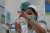 Cận cảnh tiêm vắc xin COVID-19 đầu tiên ở Bệnh viện Nhiệt đới TP HCM